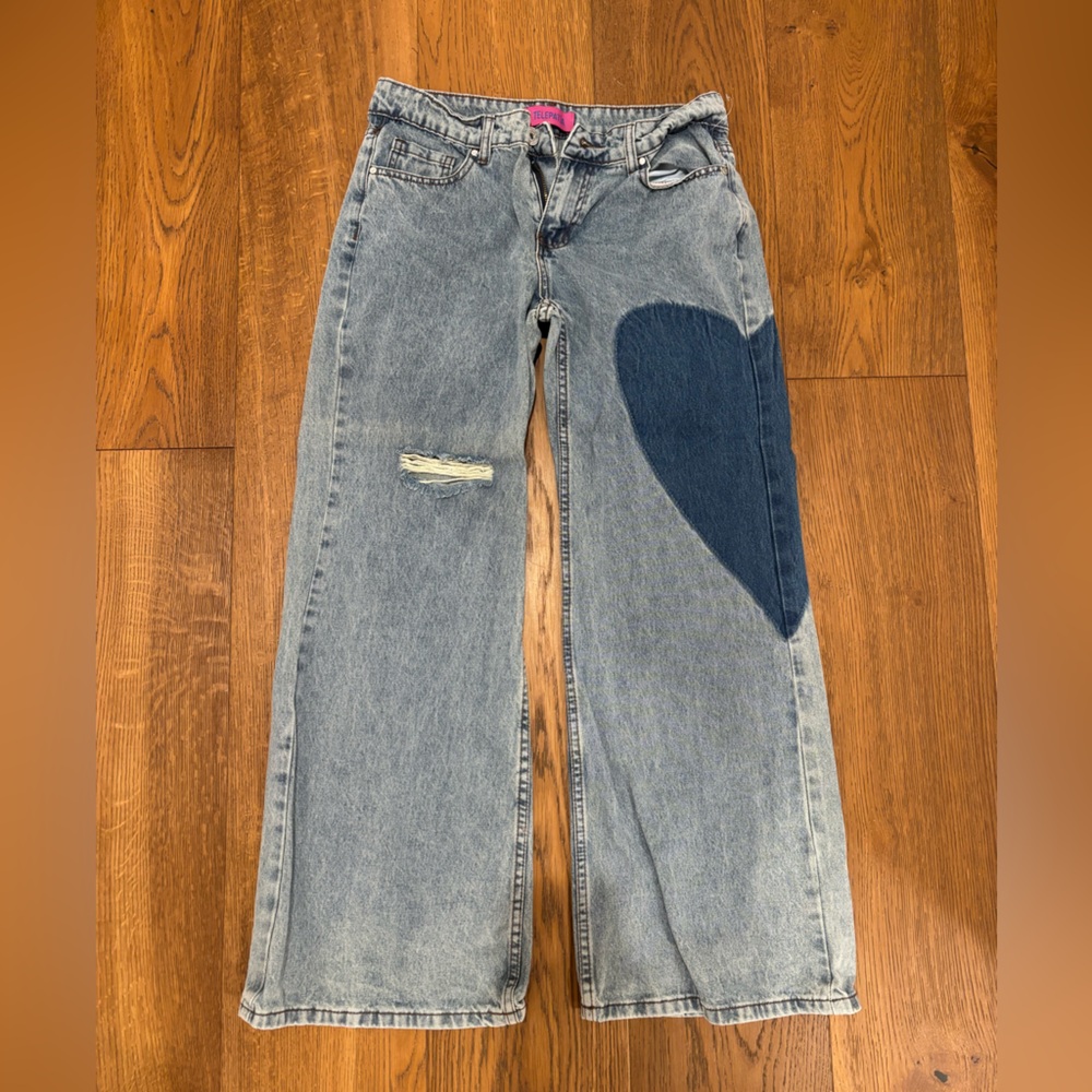 Trendy Women's Wide Leg Jeans with Heart Patch